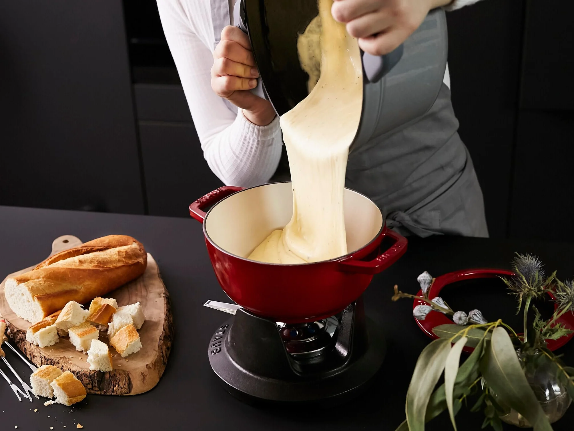 STAUB Fondue Set mit 6 Gabeln, Geeignet für Käse-, Schoko- und Fleisch-Fondue, Gusseisen, Kirschrot, 20 cm