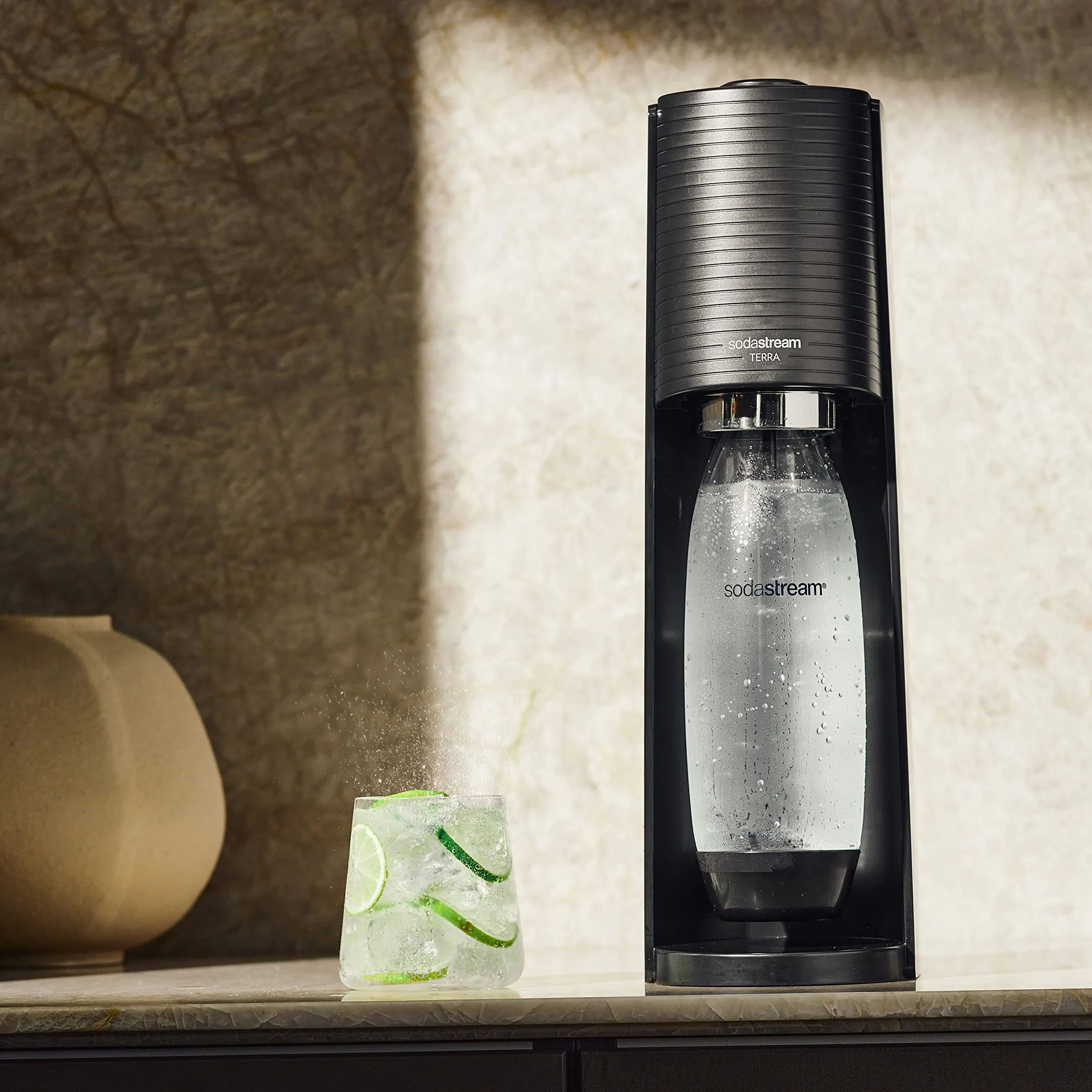 SodaStream TERRA najlepiej sprzedający się ekspres do wody gazowej | Opakowanie 1 butelka 1 l + 2 butelki 0,5 l kompatybilne z zmywarką do naczyń + 1 wkład gazu 60 l do klipsów | Czarny [Amazon
