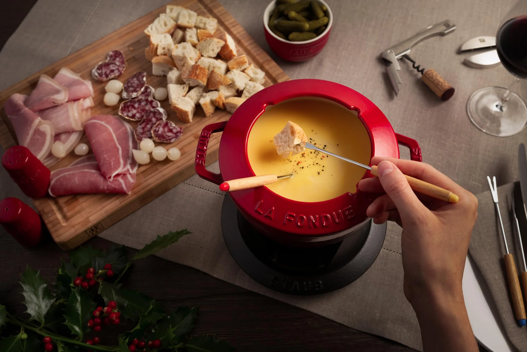 STAUB Fondue Set mit 6 Gabeln, Geeignet für Käse-, Schoko- und Fleisch-Fondue, Gusseisen, Kirschrot, 20 cm