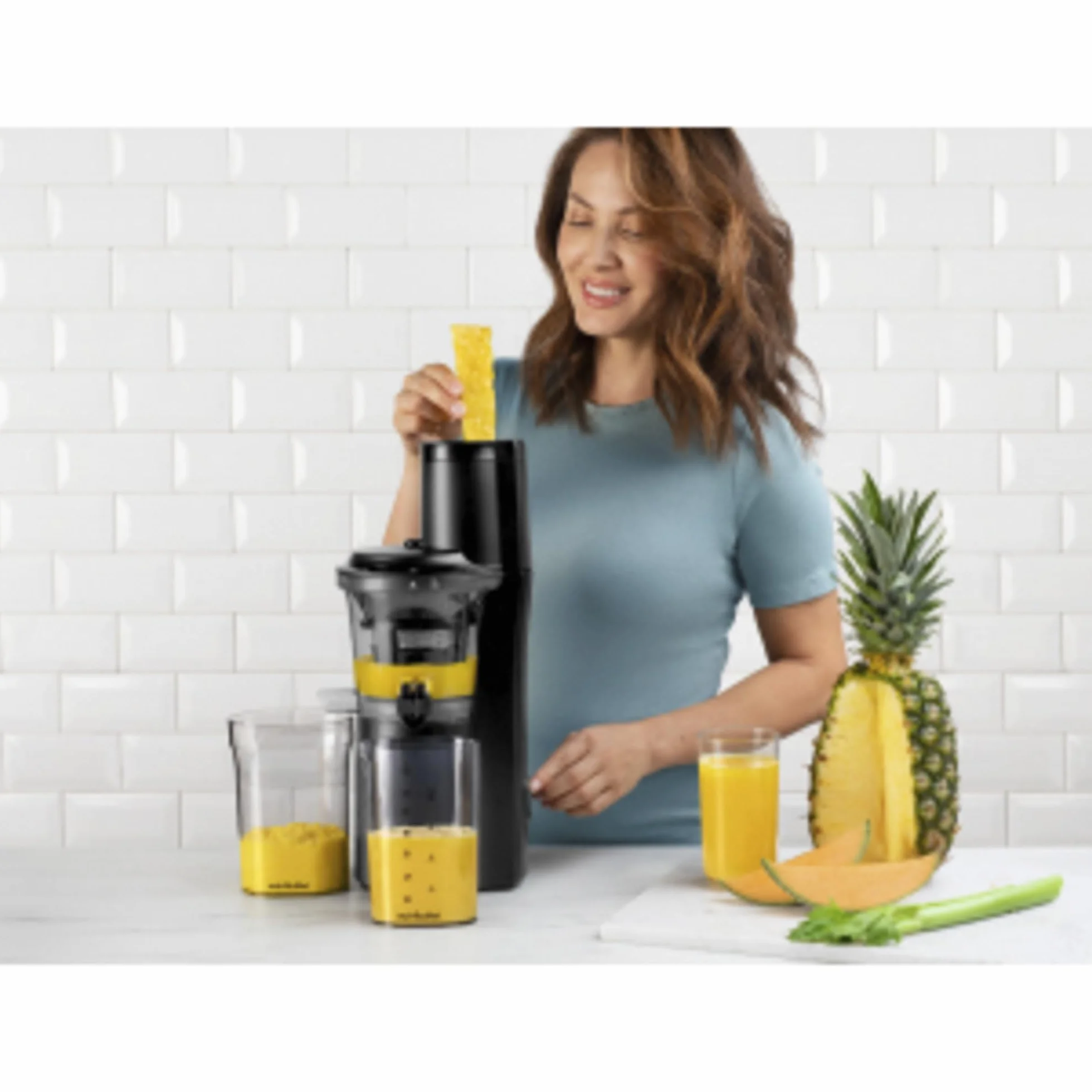 Nutribullet Slow Juicer wyciskarka do soków na zimno, ekstraktor do owoców i warzyw, moc 150 W, pojemnik na miąższ 887 ml, karafka 700 ml, czarny, NBJ500