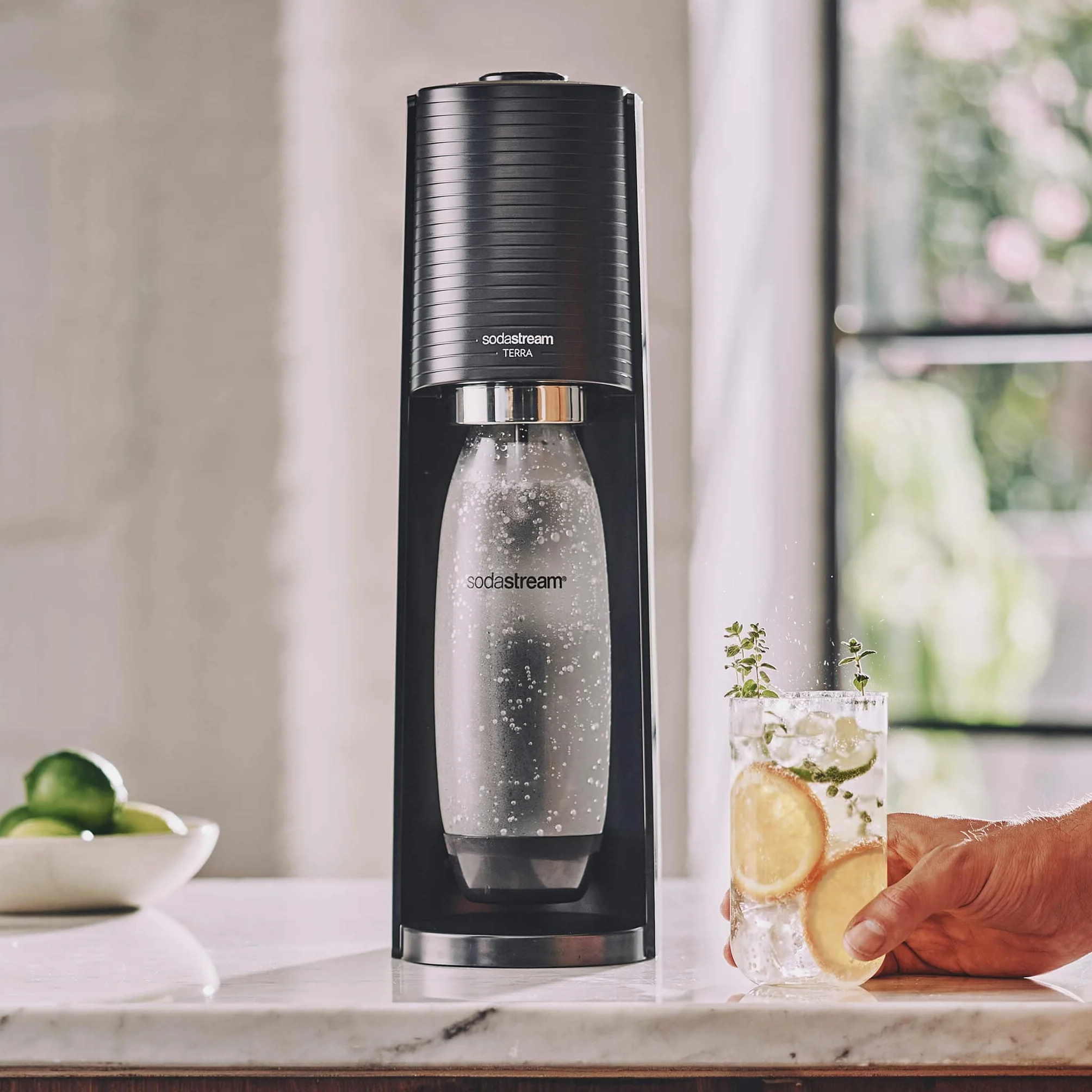 SodaStream TERRA najlepiej sprzedający się ekspres do wody gazowej | Opakowanie 1 butelka 1 l + 2 butelki 0,5 l kompatybilne z zmywarką do naczyń + 1 wkład gazu 60 l do klipsów | Czarny [Amazon